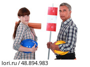 Daughter helping her roofer father. Стоковое фото, агентство Ingram Publishing / Фотобанк Лори