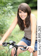 splendid-looking brunette on her bike. Стоковое фото, агентство Ingram Publishing / Фотобанк Лори