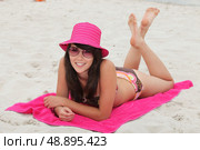 young woman lying down on the beach. Стоковое фото, агентство Ingram Publishing / Фотобанк Лори