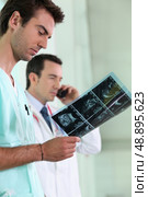 Medics looking at a scan. Стоковое фото, агентство Ingram Publishing / Фотобанк Лори