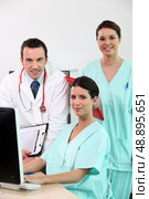 Doctor with his assistants. Стоковое фото, агентство Ingram Publishing / Фотобанк Лори