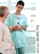 a nurse testing reflexes of a patient. Стоковое фото, агентство Ingram Publishing / Фотобанк Лори