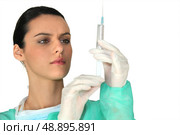 Female medic preparing a syringe. Стоковое фото, агентство Ingram Publishing / Фотобанк Лори