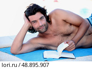 Man reading outside. Стоковое фото, агентство Ingram Publishing / Фотобанк Лори