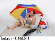 Brunette laying on lounger drinking cocktail. Стоковое фото, агентство Ingram Publishing / Фотобанк Лори