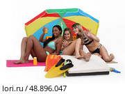 Three women having at the beach. Стоковое фото, агентство Ingram Publishing / Фотобанк Лори