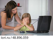 Little girl at a laptop. Стоковое фото, агентство Ingram Publishing / Фотобанк Лори