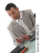 Oblique image of man dialing phone number. Стоковое фото, агентство Ingram Publishing / Фотобанк Лори