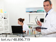A team of researchers working in a laboratory. Стоковое фото, агентство Ingram Publishing / Фотобанк Лори