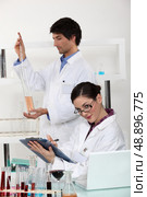 male and female laboratory technicians. Стоковое фото, агентство Ingram Publishing / Фотобанк Лори