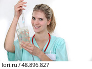 Nurse hooking up an IV. Стоковое фото, агентство Ingram Publishing / Фотобанк Лори