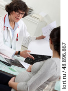 Pregnant patient receiving the results of a scan. Стоковое фото, агентство Ingram Publishing / Фотобанк Лори
