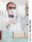 Male chemist in lab. Стоковое фото, агентство Ingram Publishing / Фотобанк Лори