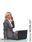 Successful businesswoman talking on her mobile phone. Стоковое фото, агентство Ingram Publishing / Фотобанк Лори