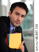 Office worker holding folders. Стоковое фото, агентство Ingram Publishing / Фотобанк Лори