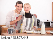 Couple baking together. Стоковое фото, агентство Ingram Publishing / Фотобанк Лори