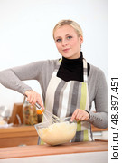 Woman whisking batter. Стоковое фото, агентство Ingram Publishing / Фотобанк Лори