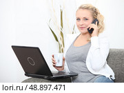 Woman with computer and coffee cup. Стоковое фото, агентство Ingram Publishing / Фотобанк Лори