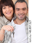 Mid life couple with the keys to their new home. Стоковое фото, агентство Ingram Publishing / Фотобанк Лори