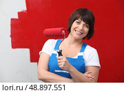 Woman painting wall. Стоковое фото, агентство Ingram Publishing / Фотобанк Лори