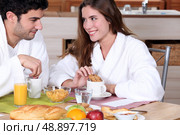 Couple having breakfast together. Стоковое фото, агентство Ingram Publishing / Фотобанк Лори