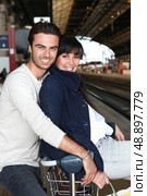 Couple waiting for the train. Стоковое фото, агентство Ingram Publishing / Фотобанк Лори
