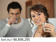 couple drinking glass of water. Стоковое фото, агентство Ingram Publishing / Фотобанк Лори