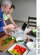 Couple looking at a recipe on-line. Стоковое фото, агентство Ingram Publishing / Фотобанк Лори