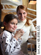 Mother and daughter having a snack. Стоковое фото, агентство Ingram Publishing / Фотобанк Лори