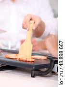 Chef cooking seafood. Стоковое фото, агентство Ingram Publishing / Фотобанк Лори