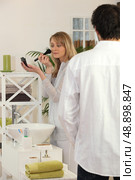 Woman applying make-up. Стоковое фото, агентство Ingram Publishing / Фотобанк Лори