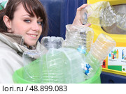 Woman recycling plastic bottles. Стоковое фото, агентство Ingram Publishing / Фотобанк Лори