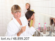 Three housemates. Стоковое фото, агентство Ingram Publishing / Фотобанк Лори