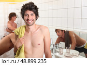 trio of male flatmates in bathroom. Стоковое фото, агентство Ingram Publishing / Фотобанк Лори