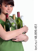 Girl recycling glass bottle. Стоковое фото, агентство Ingram Publishing / Фотобанк Лори