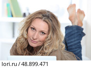Blond woman on laptop. Стоковое фото, агентство Ingram Publishing / Фотобанк Лори
