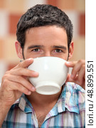 Man drinking from a bowl. Стоковое фото, агентство Ingram Publishing / Фотобанк Лори