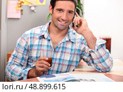 Man on the telephone having breakfast. Стоковое фото, агентство Ingram Publishing / Фотобанк Лори