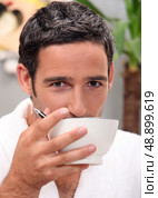 Man having cup of coffee at home. Стоковое фото, агентство Ingram Publishing / Фотобанк Лори