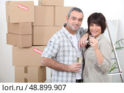 Couple celebrating moving in with champagne. Стоковое фото, агентство Ingram Publishing / Фотобанк Лори