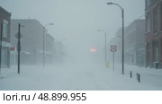 Snowstorm creating blizzard conditions on empty city street. Стоковое AI-видео, аниматор KATERINA AI / Фотобанк Лори