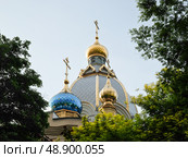 Церковь Святого Пантелеймона  с золотыми куполами  на закате в городе Ессентуки. Стоковое фото, фотограф Лариса Веселова / Фотобанк Лори
