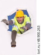 Craftsman tearing paper. Стоковое фото, агентство Ingram Publishing / Фотобанк Лори