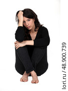Woman sitting pensively. Стоковое фото, агентство Ingram Publishing / Фотобанк Лори