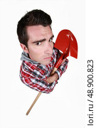 Man holding spade. Стоковое фото, агентство Ingram Publishing / Фотобанк Лори