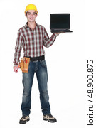 A handyman with a laptop. Стоковое фото, агентство Ingram Publishing / Фотобанк Лори