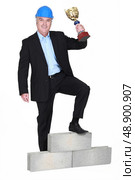 Businessman holding trophy. Стоковое фото, агентство Ingram Publishing / Фотобанк Лори