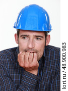 Nervous man wearing a hardhat. Стоковое фото, агентство Ingram Publishing / Фотобанк Лори