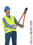 Builder staring at bolt cutters. Стоковое фото, агентство Ingram Publishing / Фотобанк Лори