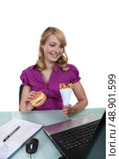 Food in the office. Стоковое фото, агентство Ingram Publishing / Фотобанк Лори